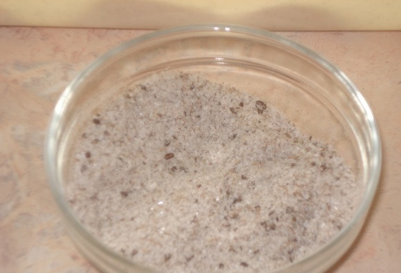 1. Этап. Полендвица из куриной грудки: 2. В миску всыпаю соль, кориандр, сахар и сушеный укроп, перемешиваю специи.