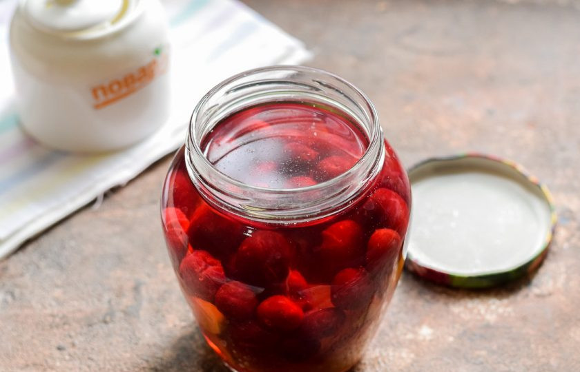 1. Этап. Компот из вишни и персиков на зиму: Верните компот в банку.