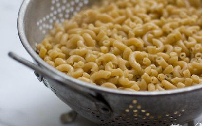 1. Этап. Салат с макаронами, зеленым луком и сыром: 1. Сварить макароны в большой кастрюле в хорошо подсоленной воде согласно инструкции на упаковке. Слить воду и отставить макароны в сторону, зарезервировав 1/2 чашки жидкости.