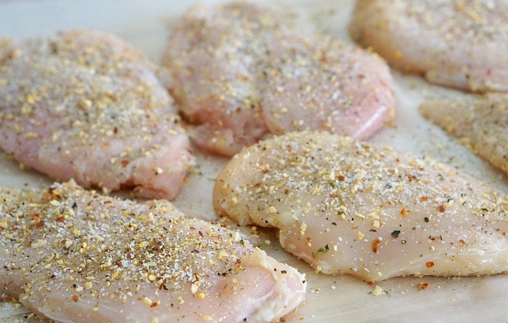 1. Этап. Салат с курицей и запеченным нутом: 2. Курицу вымойте, обсушите. Посолите и поперчите по вкусу. Можно добавить травы или любимые специи.