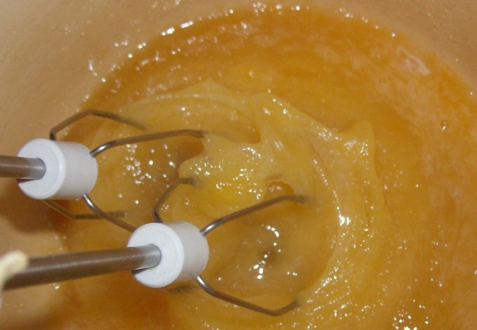 1. Этап. Сахарные трубочки: Взбиваем яйца с сахаром до однородности.