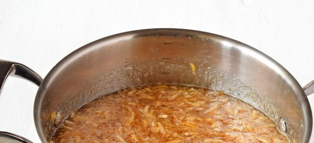 1. Этап. Варенье из яблок без закатки: Добавляем в кастрюлю воду и ставим на огонь. Доводим до кипения, варим еще 15 минут.