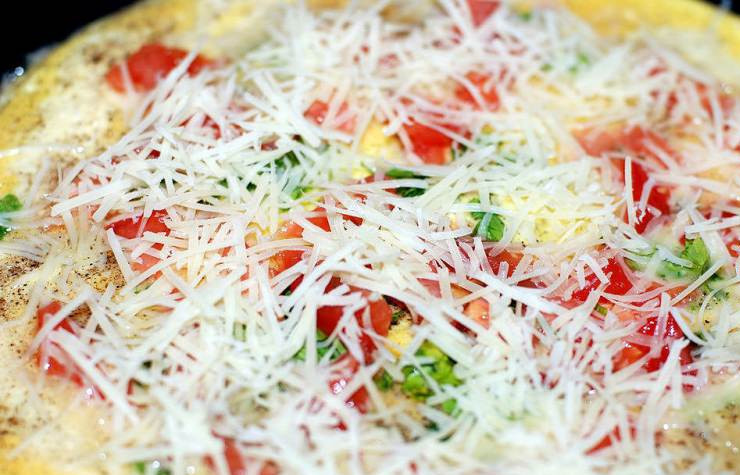 1. Этап. Омлет с помидорами и сыром: Через 3-4 минуты мы посыпаем омлет тертым на средней терке сыром, ждем, пока он немного расплавится.