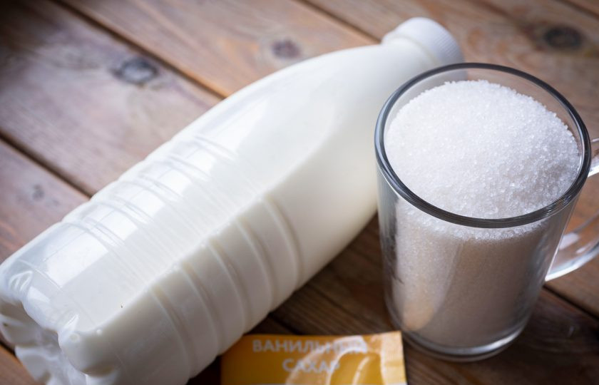 1. Этап. Сгущенка дома (простой рецепт): Все необходимые ингредиенты выложите на стол сразу же.