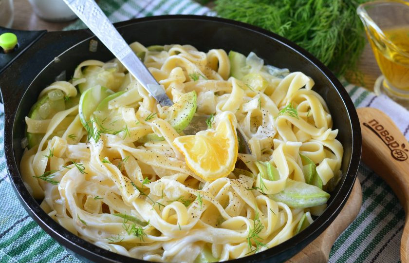 1. Этап. Фетучини с кабачками: Сдобрите блюдо лимонным соком, специями по вкусу, перемешайте и готово.