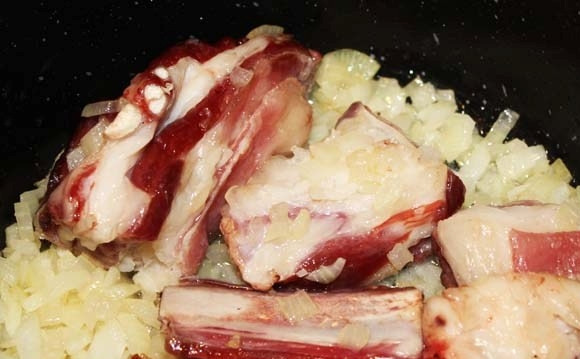 1. Этап. Гара чорба: Затем выложите остальное мясо. Жарьте ингредиенты вместе до румяного цвета.