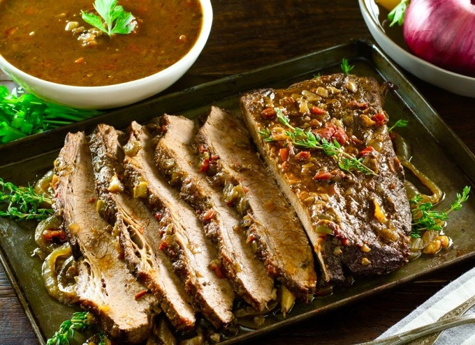 1. Этап. Говядина по-африкански: 6. Запекайте блюдо 5 часов в духовке при самой маленькой температуре. Потом нарежьте мясо на куски, посыпьте тимьяном и подавайте. Приятного аппетита!