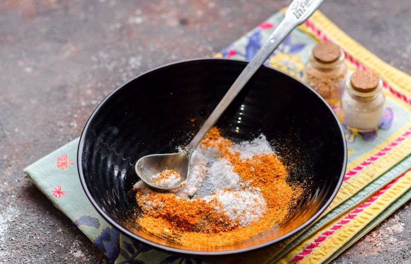 1. Этап. Сало в аджике: В небольшой емкости перемешайте соль, сухую аджику, сухой чеснок. Натрите солью и специями все сало со всех сторон.