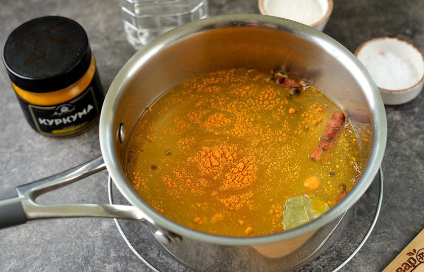 1. Этап. Луковички на индийский манер: А пока приготовьте маринад. В сотейник влейте воду, всыпьте соль и сахар, добавьте сразу все специи, влейте уксус. Если любите острые маринады, можете добавить перчик чили по вкусу.