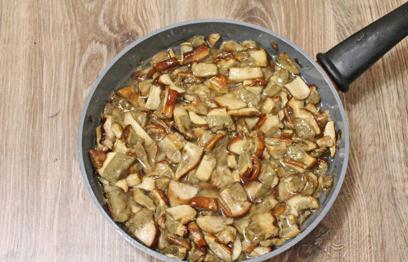 1. Этап. Жареные боровики: Поставьте на средний огонь, посолите и обжаривайте, перемешивая, до полного испарения жидкости.