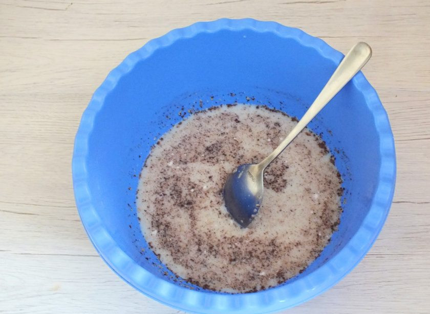 1. Этап. Булочки Даллас: Подогрейте молоко до температуры 36-38 градусов. Перелейте в чашу. Добавьте дрожжи, соль, 75 грамм сахара и корицу. Перемешайте.