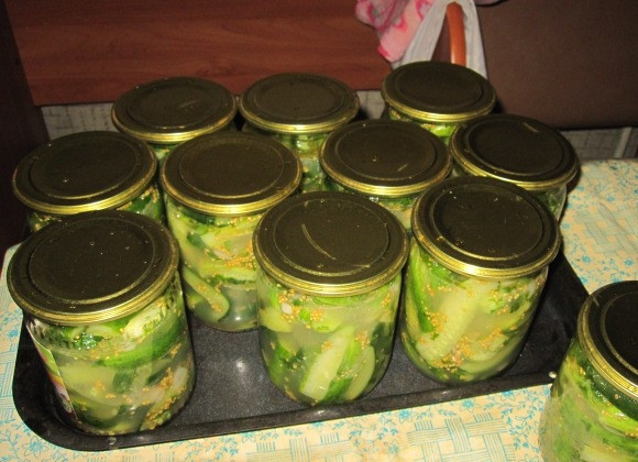 1. Этап. Огурчики Пальчики на зиму: Пока огурцы настаиваются, банки простерелизуйте. Затем огурцы разложите по банкам, залейте рассолом, который образовался во время настаивания.