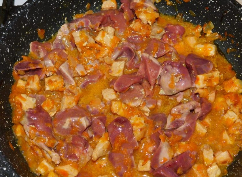 1. Этап. Свинина с куриной печенью и базиликом: Добавьте нарезанную куриную печень. Готовьте все вместе минут 15. Долго печень готовить не надо, так как она станет жесткой.