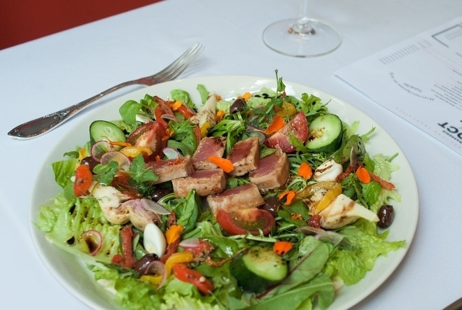 1. Этап. Салат со свежим тунцом: Добавьте специй по вкусу — и можете подавать. Вот такой яркий получился салат со свежим тунцом. Приятного аппетита!