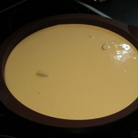 1. Этап. Творожная запеканка с яблоками: Заливаем яблоки приготовленной нами смесью - и ставим в духовку, разогретую до 180 градусов. Запекаем около 40 минут.