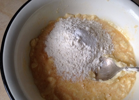 1. Этап. Рецепт вафельного теста для электровафельницы: Всыпаем муку, смешанную с разрыхлителем.