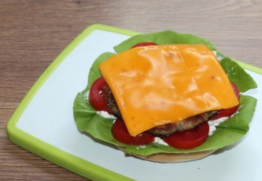 1. Этап. Дружбургер с котлетой и сыром: 9. На помидор кладем горячую котлету и ломтик сыра гриль-чиз. При этом сыр начнет немного таять.