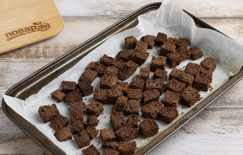 1. Этап. Домашний квас из ржаного черного хлеба: Хлеб должен хорошо подсушиться, но не подгорать. За время приготовления сухарики лучше перемешать хотя бы один раз.