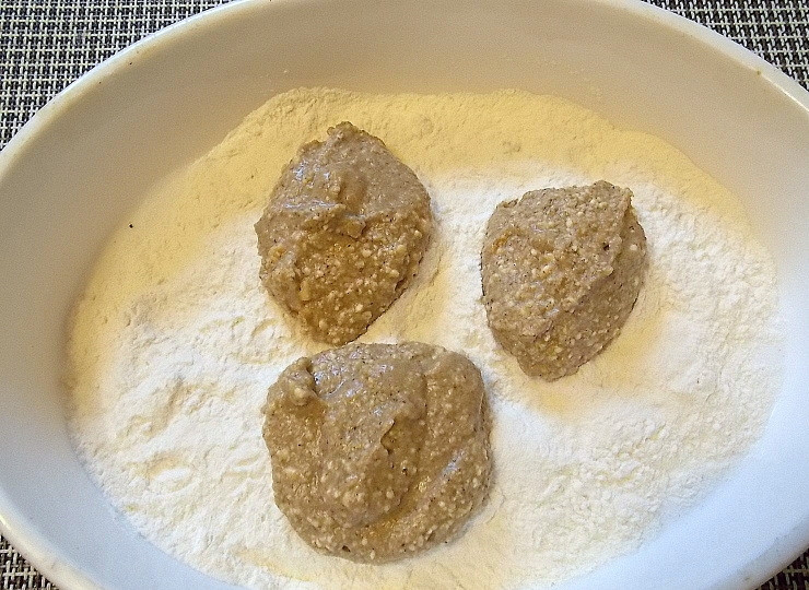 1. Этап. Черемуховые сырники: Насыпьте в другую чашу муку. Сформируйте сырники и обваляйте в муке.