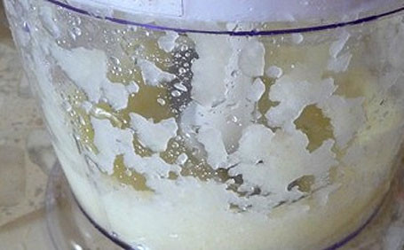 1. Этап. Курица по-ирански: Репчатый лук чистим и так же измельчаем. Я использовала блендер, но вы можете очень мелко нарезать или опять же потереть на терке.