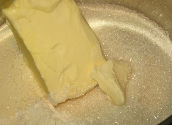 1. Этап. Песочный пирог в мультиварке: В глубокую миску насыпаем манку, муку и сахар, выкладываем охлажденное масло.