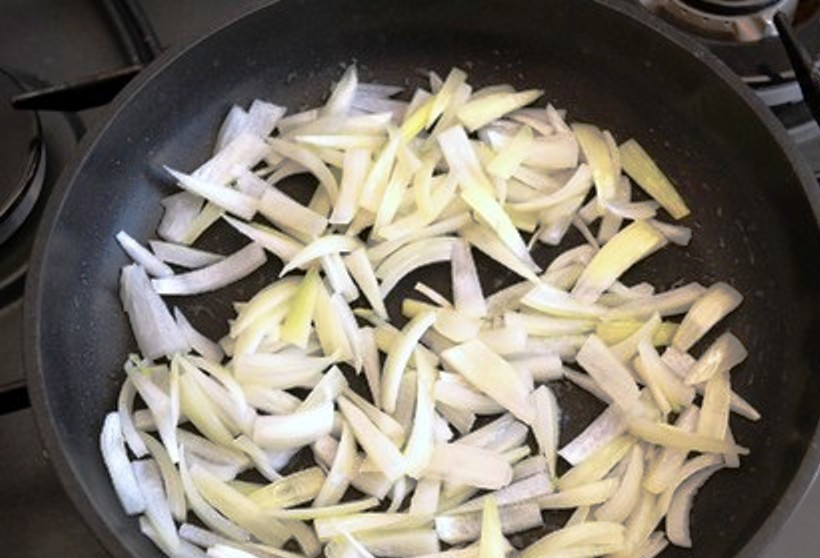 1. Этап. Салат из вареной моркови: Порежьте и обжарьте лук до полупрозрачного состояния.