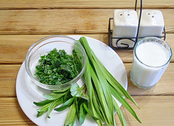 1. Этап. Кефир с зеленью: 1. Приготовим продукты. Кефир можно заранее немного охладить. Всю зелень тщательно вымыть.