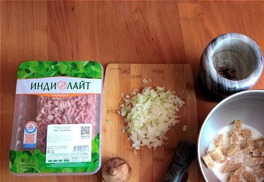 1. Этап. Запечённые котлеты из индейки с кориандром: Готовим продукты. Я использую готовый фарш из индейки ТМ ИНДИЛАЙТ. Луковицу очень мелко режем. Чтобы котлеты были очень ароматными, специи - кориандр целый и перец чёрный горошком - нужно разбить в ступке. С куска чёрного хлеба 
