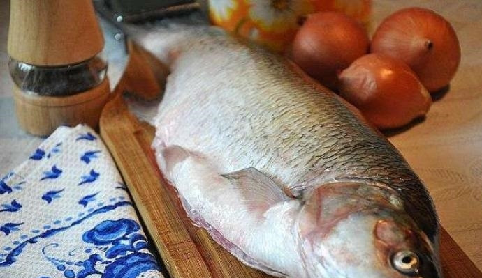 1. Этап. Жерех: 1. Рыбку вымойте, разрежьте брюхо и удалите все внутренности. Отрежьте голову и хвост, хорошенько промойте внутреннюю часть.