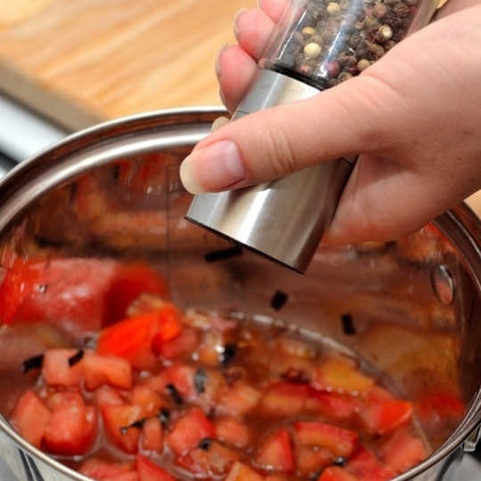 1. Этап. Паста с красным соусом: Солим, перчим по вкусу.