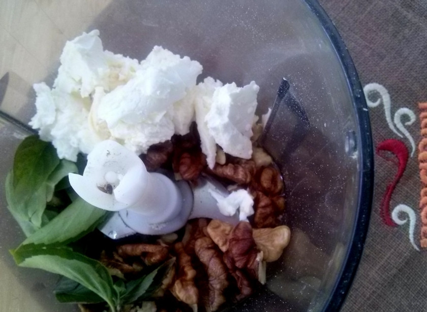 1. Этап. Мильфей: Для песто: грецкие орехи, оливковое масло, чеснок, творог, соль, перец, йогурт и свежий базилик взбейте в блендере пару минут.