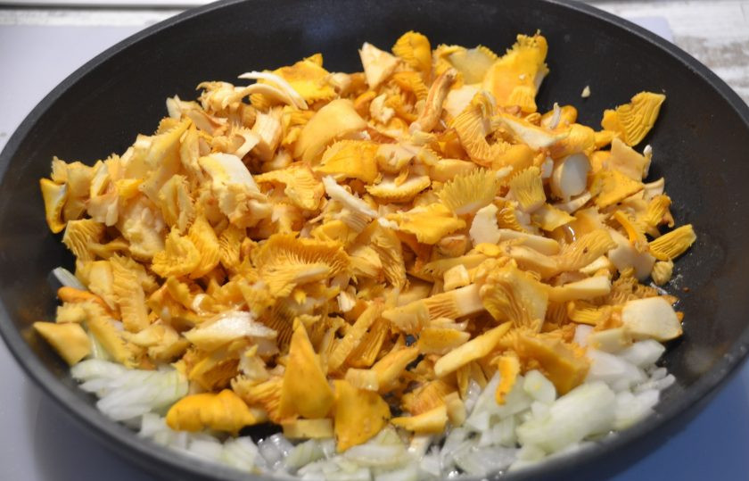 1. Этап. Тарталетки с лисичками: Уберите со сковороды обжаренные бекон с луком, выложите лук и нарезанные лисички, добавьте примерно 20 грамм сливочного масла. Обжарьте.