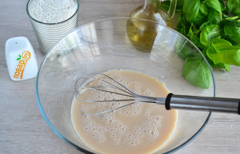 1. Этап. Пицца Каприччиозо: Можно дать немного дрожжам постоять, а можно сразу начинать добавлять другие ингредиенты.