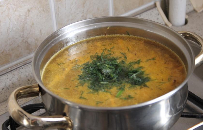 1. Этап. Суп с лисичками: После того как суп закипел, добавляем мелко нарубленную зелень. В данном случае укроп.