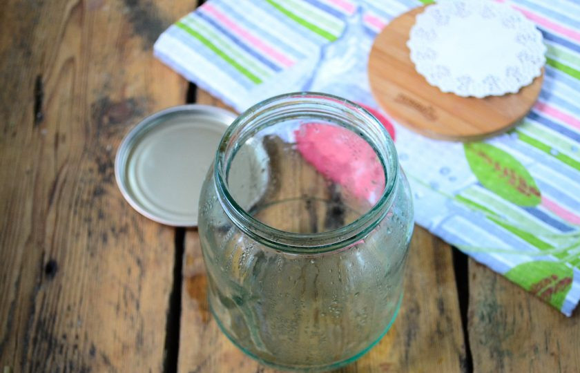 1. Этап. Компот из крыжовника с апельсином на зиму: Тем временем банки промойте и простерилизуйте. Разливать компот можно в любые банки: 1, 2, 3 литра. В этот раз я решила закатать компот в банки объемом 1 л.