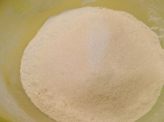 1. Этап. Пирог с яблочным джемом: 4. Вот, собственно, и все сухие ингредиенты. Перемешайте их аккуратно ложкой. Также можно использовать по рецепту приготовления пирога с яблочным джемом щепотку корицы или цедру цитрусовых.