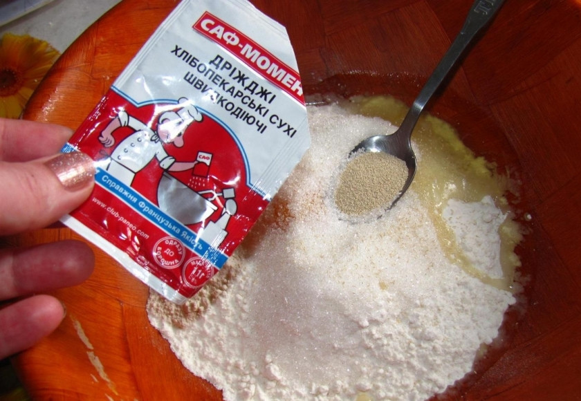 1. Этап. Крампет: 1. В миску просеиваем муку, в центре делаем углубление и вбиваем одно яйцо. Насыпаем сахар и сухие дрожжи. Все тщательно перемешиваем. Молоко смешиваем с водой и вливаем в миску к остальной массе, все перемешиваем.