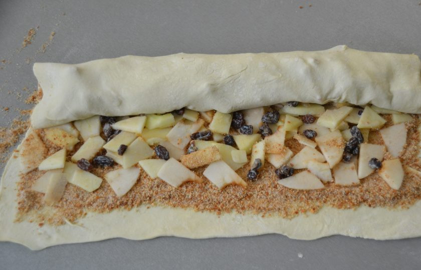 1. Этап. Ленивый яблочный штрудель: Аккуратно сверните тесто в рулет.