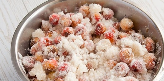 1. Этап. Конфитюр из черешни: Засыпать сахаром, добавить сок лимона. Оставить на 2-4 часа, чтоб черешня дала сок.