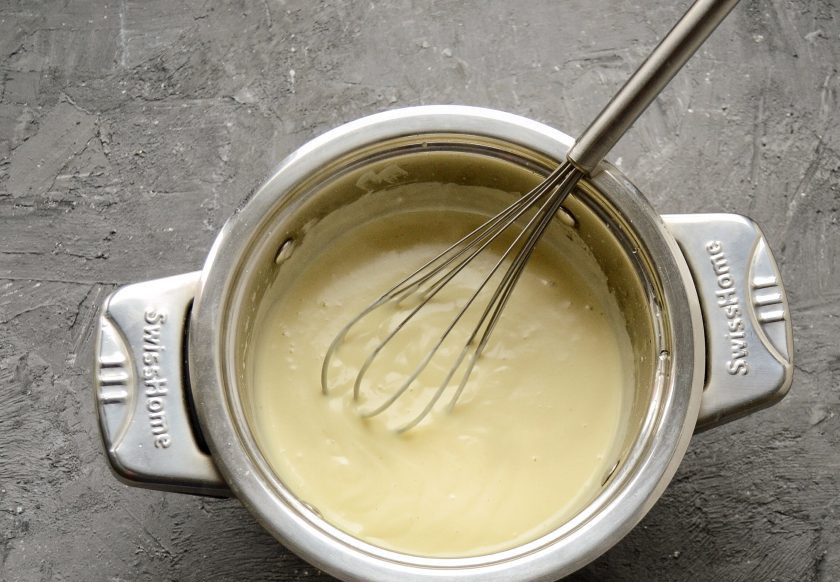 1. Этап. Вегетарианские каннеллони: На среднем огне начните прогревать смесь до загустения. Постоянно перемешивайте соус. По консистенции он должен напоминать жидкое тесто.