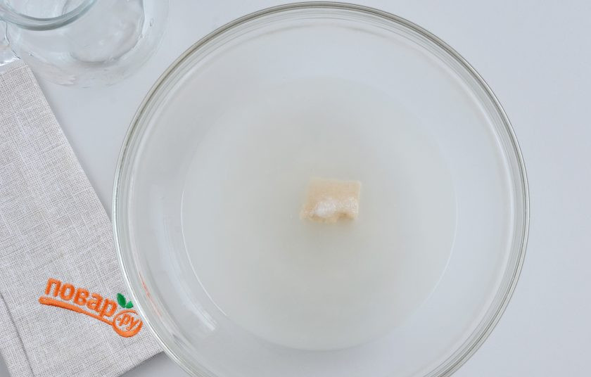 1. Этап. Пирог с картошкой: В теплой воде растворите дрожжи, сахар и соль.