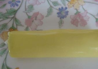 1. Этап. Сырные трубочки с острой начинкой: 3. Сворачиваю плотно трубочку, но не придавливаю.