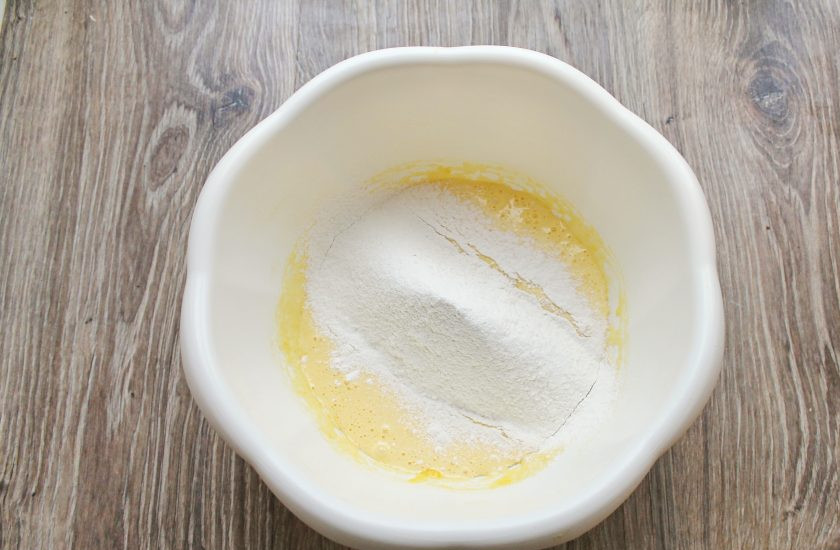 1. Этап. Торт Риго Янчи: К желткам просейте муку через мелкое сито.