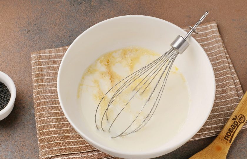 1. Этап. Заливной пирог с капустой и картошкой в духовке: Добавьте молоко.