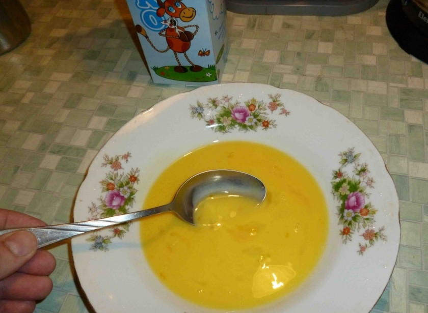 1. Этап. Немецкий шницель: Взбейте молоко с яйцами, посолите, поперчите.