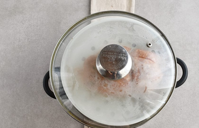 1. Этап. Домашняя ветчина из курицы: Варите на пару при закрытой крышке полчаса. Затем еще 15 минут при самом минимальном кипении.