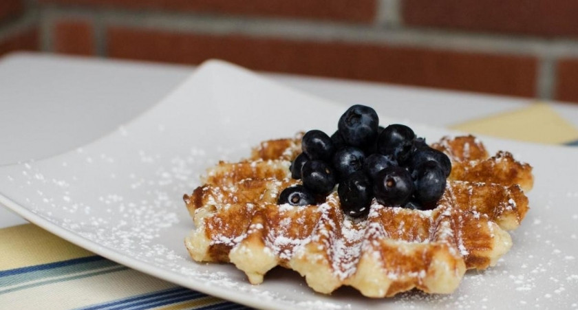 1. Этап. Бельгийские вафли: Подать вафли с фруктами и кремом. Приятного аппетита!