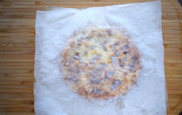 1. Этап. Исландский рождественский хлеб: Готовый хлеб положите на бумажное полотенце, промокните и положите на блюдо. Сверху прижмите тяжелой разделочной доской. Также поступите с остальными хлебцами.