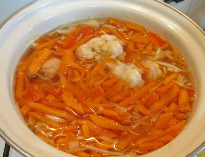 1. Этап. Жиросжигающий суп: В кипящую воду закладываем сначала цветную капусту, а следом и белокочанную. Дальше — морковь и перец. Варим около 10 минут на небольшом огне.