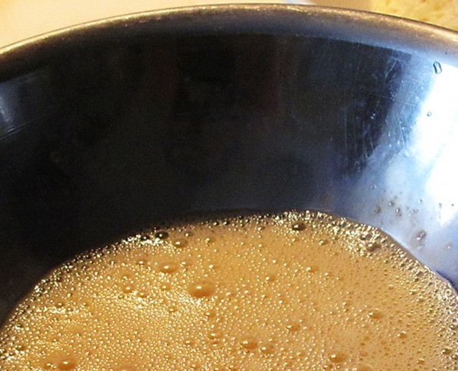 1. Этап. Телятина по-милански: Яйца взбейте, добавьте соль и перец.